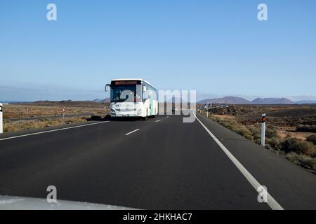 Vorbeifahrende Busfahrt auf der lz-2 Hauptstraße in Lanzarote Kanarische Inseln Spanien Stockfoto