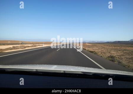 Fahrt auf der hauptstraße lz-2 auf den Kanarischen Inseln von Lanzarote, Spanien Stockfoto