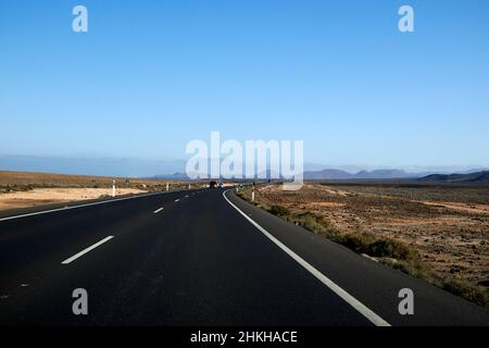 Fahrt auf der hauptstraße lz-2 auf den Kanarischen Inseln von Lanzarote, Spanien Stockfoto