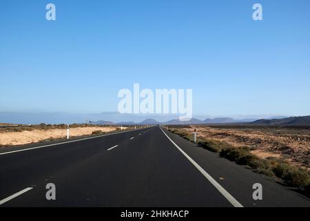 Fahrt auf der hauptstraße lz-2 auf den Kanarischen Inseln von Lanzarote, Spanien Stockfoto