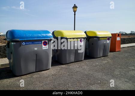 Große gewerbliche Wohnanlage Recycling-Behälter in beliebten touristischen und Wohnanlage playa blanca Lanzarote Kanarische Inseln Spanien Stockfoto