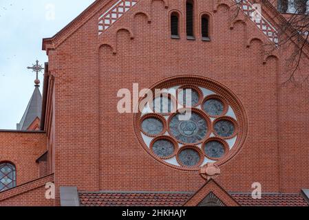 MINSK, WEISSRUSSLAND - 08. November der Teil der katholischen Kirche St. Simon und St. Helena in Minsk, Weißrussland Stockfoto