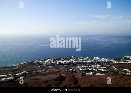 Blick über das Meer in Richtung furtaventura vom Gipfel des roten montana roja erloschenen Vulkans in der Nähe von playa blanca Lanzarote Kanarische Inseln Spanien Stockfoto