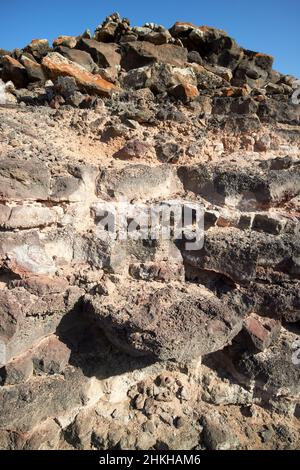 Schichten vulkanischer Gesteinsschichten innerhalb der Caldera des erloschenen roten montana roja Vulkans in der Nähe von playa blanca Lanzarote Kanarische Inseln Spanien Stockfoto