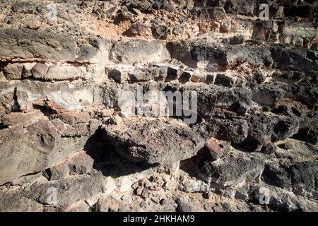 Schichten vulkanischer Gesteinsschichten innerhalb der Caldera des erloschenen roten montana roja Vulkans in der Nähe von playa blanca Lanzarote Kanarische Inseln Spanien Stockfoto