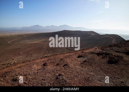 Blick in die Caldera des erloschenen roten montana roja Vulkans in der Nähe von playa blanca Lanzarote Kanarische Inseln Spanien Stockfoto