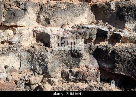 Schichten vulkanischer Gesteinsschichten innerhalb der Caldera des erloschenen roten montana roja Vulkans in der Nähe von playa blanca Lanzarote Kanarische Inseln Spanien Stockfoto