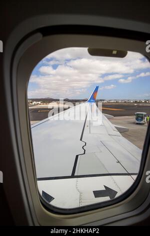 An Bord eines Flugzeugs mit Blick aus dem Fenster am Flughafen arrecife Lanzarote Kanarische Inseln Spanien Stockfoto