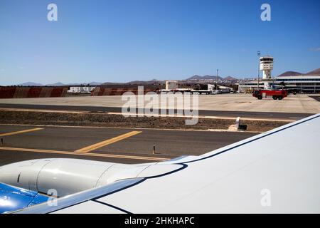 An Bord eines Flugzeugs mit Blick aus dem Fenster am Flughafen arrecife Lanzarote Kanarische Inseln Spanien Stockfoto