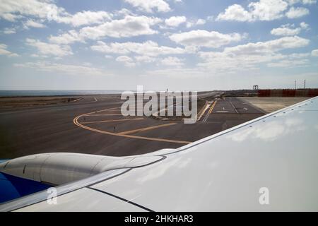 An Bord eines Flugzeugs mit Blick aus dem Fenster am Flughafen arrecife Lanzarote Kanarische Inseln Spanien Stockfoto