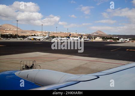 An Bord eines Flugzeugs mit Blick aus dem Fenster am Flughafen arrecife Lanzarote Kanarische Inseln Spanien Stockfoto