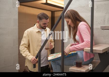 Das Paar schaut sich den Stadtplan in seinem Zimmer an und bereitet sich auf die Besichtigung vor Stockfoto