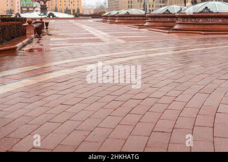 MINSK, WEISSRUSSLAND - der 08 2019. November, die leere zentrale Fläche Minsks auf den bewölkten Tag in Minsk, Weißrussland Stockfoto