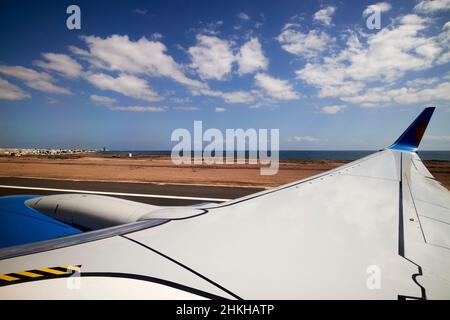 An Bord eines Flugzeugs mit Blick aus dem Fenster am Flughafen arrecife Lanzarote Kanarische Inseln Spanien Stockfoto