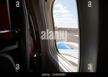 An Bord eines Flugzeugs mit Blick aus dem Fenster am Flughafen arrecife Lanzarote Kanarische Inseln Spanien Stockfoto