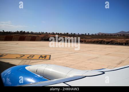 An Bord eines Flugzeugs mit Blick aus dem Fenster am Ende der Start- und Landebahn in der Nähe des Flughafens arrecife Lanzarote Kanarische Inseln Spanien Stockfoto