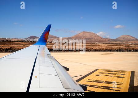 An Bord eines Flugzeugs mit Blick aus dem Fenster auf ausgestorbene Vulkane in der Nähe des Flughafens arrecife Lanzarote Kanarische Inseln Spanien Stockfoto