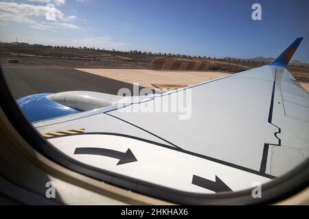 An Bord eines Flugzeugs mit Blick auf das Fenster Art Flügel des Flugzeugs und Flügelgang Notfallroute am flughafen arrecife Lanzarote Kanarische Inseln Spanien Stockfoto