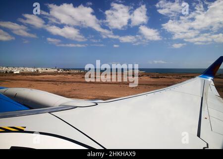 An Bord eines Flugzeugs mit Blick aus dem Fenster des Flugzeugs, das am flughafen arrecife abfliegt Lanzarote Kanarische Inseln Spanien Stockfoto