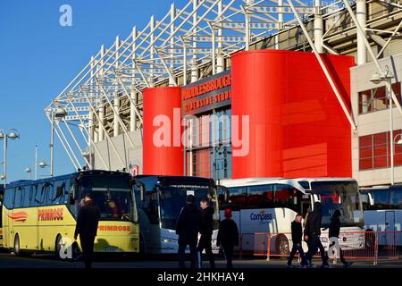 Middlesbrough, Großbritannien. 04. Februar 2022. Ein riesiger Konvoi aus vierundzwanzig offiziellen Middlesbrough-Unterstützern verließ das Riverside Stadium in Middlesbrough und ging heute Nachmittag nach Old Trafford, bevor es zum Ringspiel des Manchester United V Middlesbrough FA Cup 4th ging. 9.500 Middlesbrough-Fans hoffen, dass ihr Team eine Cup-Verstimmung gegen Premier League Manchester United produzieren wird. Quelle: Teesside Snapper/Alamy Live News Stockfoto