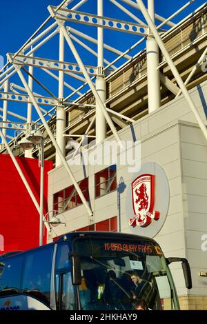 Middlesbrough, Großbritannien. 04. Februar 2022. Ein riesiger Konvoi aus vierundzwanzig offiziellen Middlesbrough-Unterstützern verließ das Riverside Stadium in Middlesbrough und ging heute Nachmittag nach Old Trafford, bevor es zum Ringspiel des Manchester United V Middlesbrough FA Cup 4th ging. 9.500 Middlesbrough-Fans hoffen, dass ihr Team eine Cup-Verstimmung gegen Premier League Manchester United produzieren wird. Quelle: Teesside Snapper/Alamy Live News Stockfoto