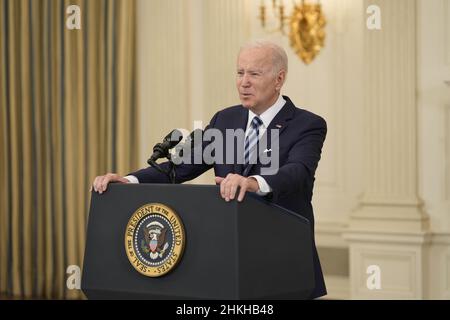 Washington DC, USA. 04th. Februar 2022. Der US-Präsident Joe Biden hält am Freitag, den 4. Februar 2022, im State Dining Room des Weißen Hauses in Washington, DC, Bemerkungen zum Jobbericht vom 2022. Januar. Das US-Arbeitsministerium berichtete, dass die US-Wirtschaft im Januar 467.000 Arbeitsplätze hinzufügte, selbst angesichts der Rekordhochstände von Krankheiten, die durch die omicron-Variante verursacht wurden. Die Arbeitslosenquote stieg auf 4 Prozent von den 3,9 Prozent, die im Dezember 2021 gemeldet wurden.Quelle: Chris Kleponis/Pool via CNP /MediaPunch Quelle: MediaPunch Inc/Alamy Live News Stockfoto