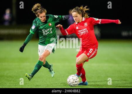 Enschede, Niederlande. 04th. Februar 2022. Enschede - Maxime Bennink von Feyenoord V1, Marisa Olislagers von FC Twente Vrouwen während des Spiels zwischen FC Twente V1 gegen Feyenoord V1 am Sportcampus Diekman am 4. Februar 2022 in Enschede, Niederlande. (Box to Box Pictures/Yannick Verhoeven) Credit: Box to Box pictures/Alamy Live News Stockfoto