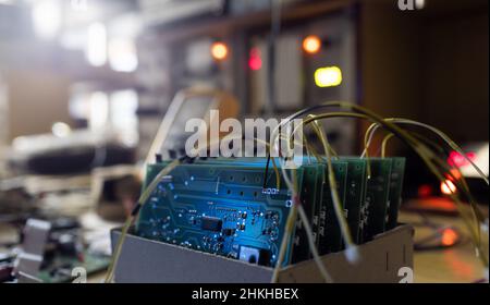 Satz von Chips auf Mikroplatine für moderne TFT-Displays in Karton in der Werkssmontagewerkstatt extreme Nahaufnahme Stockfoto