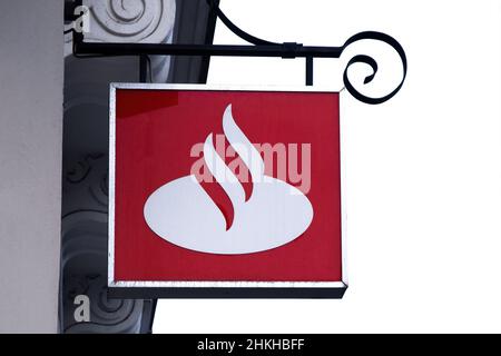 Österreich, 2022: Logo der Santander Bank an einer Fassade. Logo der Santander Bank an einer Fassade. Die Santander Consumer Bank AG ist ein deutsches Kreditinstitut Stockfoto