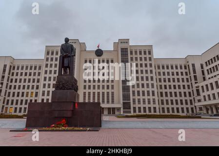 MINSK, WEISSRUSSLAND - 08. November Das große Denkmal der Statue Lenins in der Stadt Minsk, Weißrussland Stockfoto