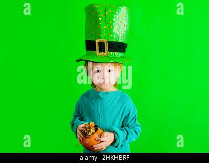 Patrick's Day. Kind Junge in Kobold Hut hält Topf mit Gold. Irische Kultur. Traditionelle Feiertage Stockfoto