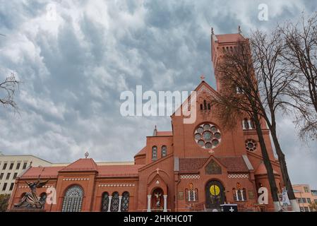 MINSK, WEISSRUSSLAND - 08. November die katholische Kirche St. Simon und St. Helena mit dem großen bewölkten Himmel in Minsk, Weißrussland Stockfoto