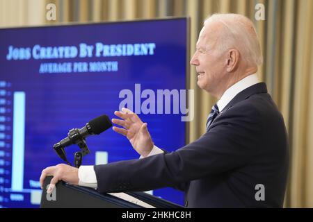 Washington DC, USA. 04th. Februar 2022. Der US-Präsident Joe Biden hält am Freitag, den 4. Februar 2022, im State Dining Room des Weißen Hauses in Washington, DC, Bemerkungen zum Jobbericht vom 2022. Januar. Das US-Arbeitsministerium berichtete, dass die US-Wirtschaft im Januar 467.000 Arbeitsplätze hinzufügte, selbst angesichts der Rekordhochstände von Krankheiten, die durch die omicron-Variante verursacht wurden. Die Arbeitslosenquote stieg auf 4 Prozent von den 3,9 Prozent, die im Dezember 2021 gemeldet wurden.Quelle: Chris Kleponis/Pool via CNP /MediaPunch Quelle: MediaPunch Inc/Alamy Live News Stockfoto