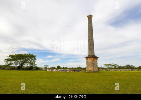 Der Schornstein von Hacienda Yaxcopoil, der kleinen Verarbeitungsanlage auf dem Gelände des Grundstücks, das früher ein Henequen war, das Hacienda, Yucatan, Mexiko, produzierte Stockfoto
