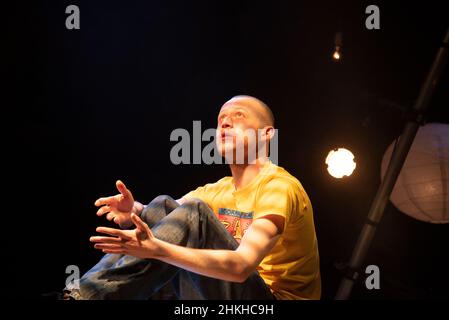 London, Großbritannien. 4th. Februar 2022. Fotoausstellung in New Wimbledon Threatre für die One-man-Show „The Night Larry Kramer Kissed Me“ von David Drake mit dem Schauspieler John Bell, die vom 3rd. Bis 26th. Februar 2022 stattfindet. Kredit: claire doherty/Alamy Live Nachrichten Stockfoto