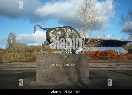 Die bronzene Ochsenskulptur spiegelt den Namen und die Geschichte der Stadt Oxford wider und ist ein Symbol der Oxford United Football-Mannschaft. Kassam-Stadion. Stockfoto