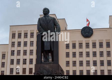 MINSK, WEISSRUSSLAND - November 08 Nahaufnahme der großen Denkmal-Statue Lenins in der Stadt Minsk, Weißrussland Stockfoto