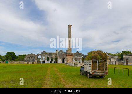 Der Schornstein von Hacienda Yaxcopoil, der kleinen Verarbeitungsanlage auf dem Gelände des Grundstücks, das früher ein Henequen war, das Hacienda, Yucatan, Mexiko, produzierte Stockfoto