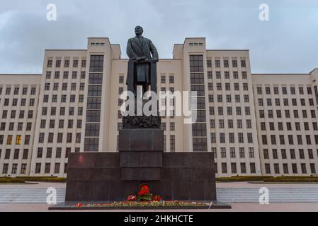 MINSK, WEISSRUSSLAND - November 08 Nahaufnahme Sowjetische Denkmal-Statue Lenins in der Stadt Minsk, Weißrussland Stockfoto