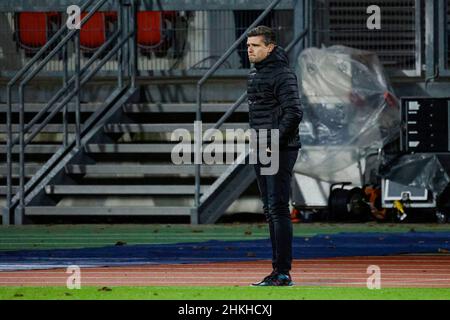 Nürnberg, Deutschland. 04th. Februar 2022. Fußball: 2nd Bundesliga, 1. FC Nürnberg - FC Ingolstadt 04, Matchday 21, Max-Morlock-Stadion. Nürnberg-Trainer Robert Klaus reagiert nach der 0:3 Uhr. Quelle: Daniel Löb/dpa - WICHTIGER HINWEIS: Gemäß den Anforderungen der DFL Deutsche Fußball Liga und des DFB Deutscher Fußball-Bund ist es untersagt, im Stadion und/oder vom Spiel aufgenommene Fotos in Form von Sequenzbildern und/oder videoähnlichen Fotoserien zu verwenden oder zu verwenden./dpa/Alamy Live News Stockfoto