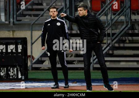 Nürnberg, Deutschland. 04th. Februar 2022. Fußball: 2nd Bundesliga, 1st FC Nürnberg - FC Ingolstadt 04, Matchday 21, Max-Morlock-Stadion. Der Nürnberger Trainer Robert Klaus gibt Anweisungen. Quelle: Daniel Löb/dpa - WICHTIGER HINWEIS: Gemäß den Anforderungen der DFL Deutsche Fußball Liga und des DFB Deutscher Fußball-Bund ist es untersagt, im Stadion und/oder vom Spiel aufgenommene Fotos in Form von Sequenzbildern und/oder videoähnlichen Fotoserien zu verwenden oder zu verwenden./dpa/Alamy Live News Stockfoto