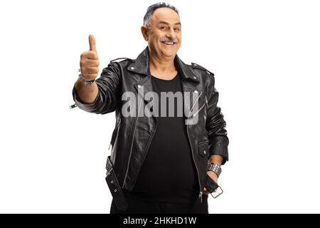 Lächelnder, reifer Mann in einer Lederjacke, der die Daumen auf weißem Hintergrund ablegt Stockfoto