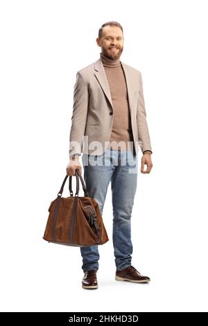 In voller Länge Porträt eines professionellen Mannes in einem beigen Anzug und Jeans mit einer Tasche isoliert auf weißem Hintergrund Stockfoto