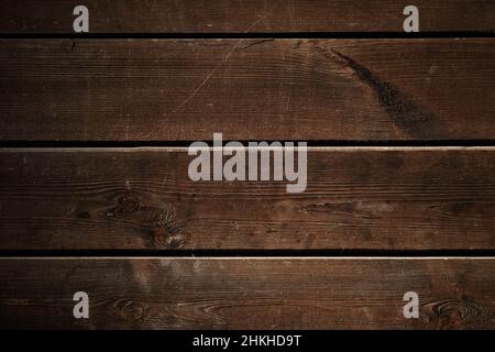 Hölzerne horizontale braune Planken Hintergrund. Braune Holzbretter in Nahaufnahme. Textur von bemalten braunen Zaunbrettern. Holzzaun, Schreibtischfläche. Stockfoto