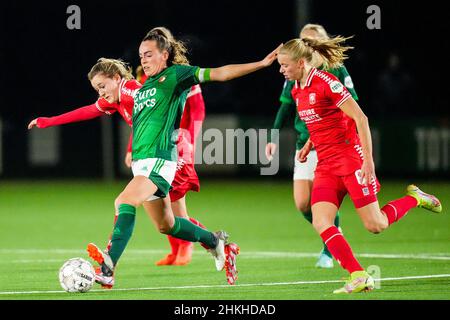 Enschede, Niederlande. 04th. Februar 2022. Enschede - Wieke Kaptein vom FC Twente Vrouwen, Annouk Boshuizen vom Feyenoord V1, Ella Peddemors vom FC Twente Vrouwen während des Spiels zwischen FC Twente V1 gegen Feyenoord V1 am Sportcampus Diekman am 4. Februar 2022 in Enschede, Niederlande. (Box to Box Pictures/Yannick Verhoeven) Credit: Box to Box pictures/Alamy Live News Stockfoto