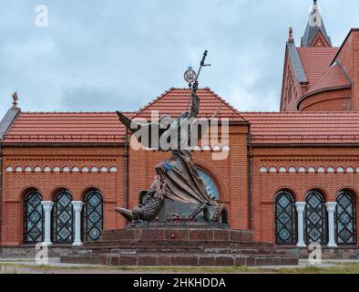 MINSK, WEISSRUSSLAND - November 08 Statue des Erzengels Michael mit ausgestreckten Flügeln, die vor der katholischen Kirche St. Simon an einen Drachen mit Speer stoßen Stockfoto