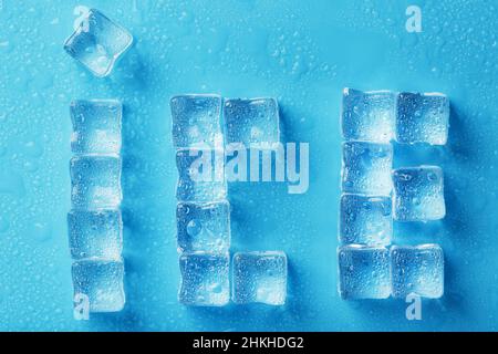 Die Inschrift EIS aus Eiswürfeln auf blauem Hintergrund Stockfoto