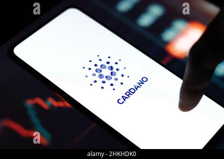 West Bangal, Indien - 4. Februar 2022 : Cardano-Logo auf Telefonbildschirm Stock Bild. Stockfoto