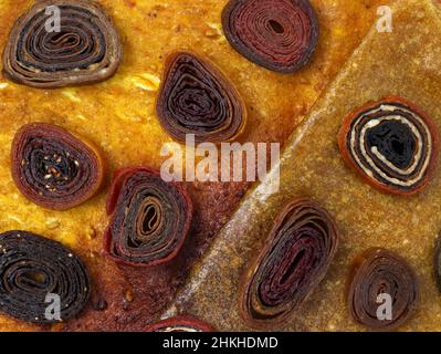 Obstpastilien verschiedener Art Draufsicht. Köstliche und gesunde Fruchtdesserts. Hausgemachte Früchte und Beeren Paste close-up. Süßwaren Produkt fro Stockfoto