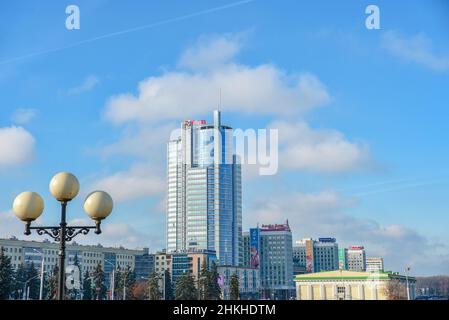 MINSK, WEISSRUSSLAND - 08. November 2019 großer Wolkenkratzer mit BSB-Schild im Zentrum von Minsk, Weißrußland Stockfoto